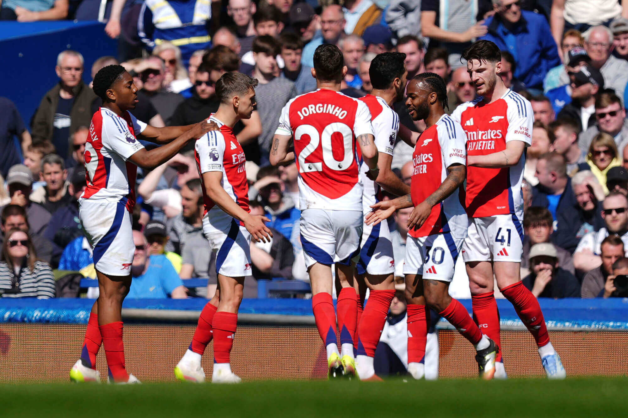 Jogadores do Arsenal comemorando seu gol