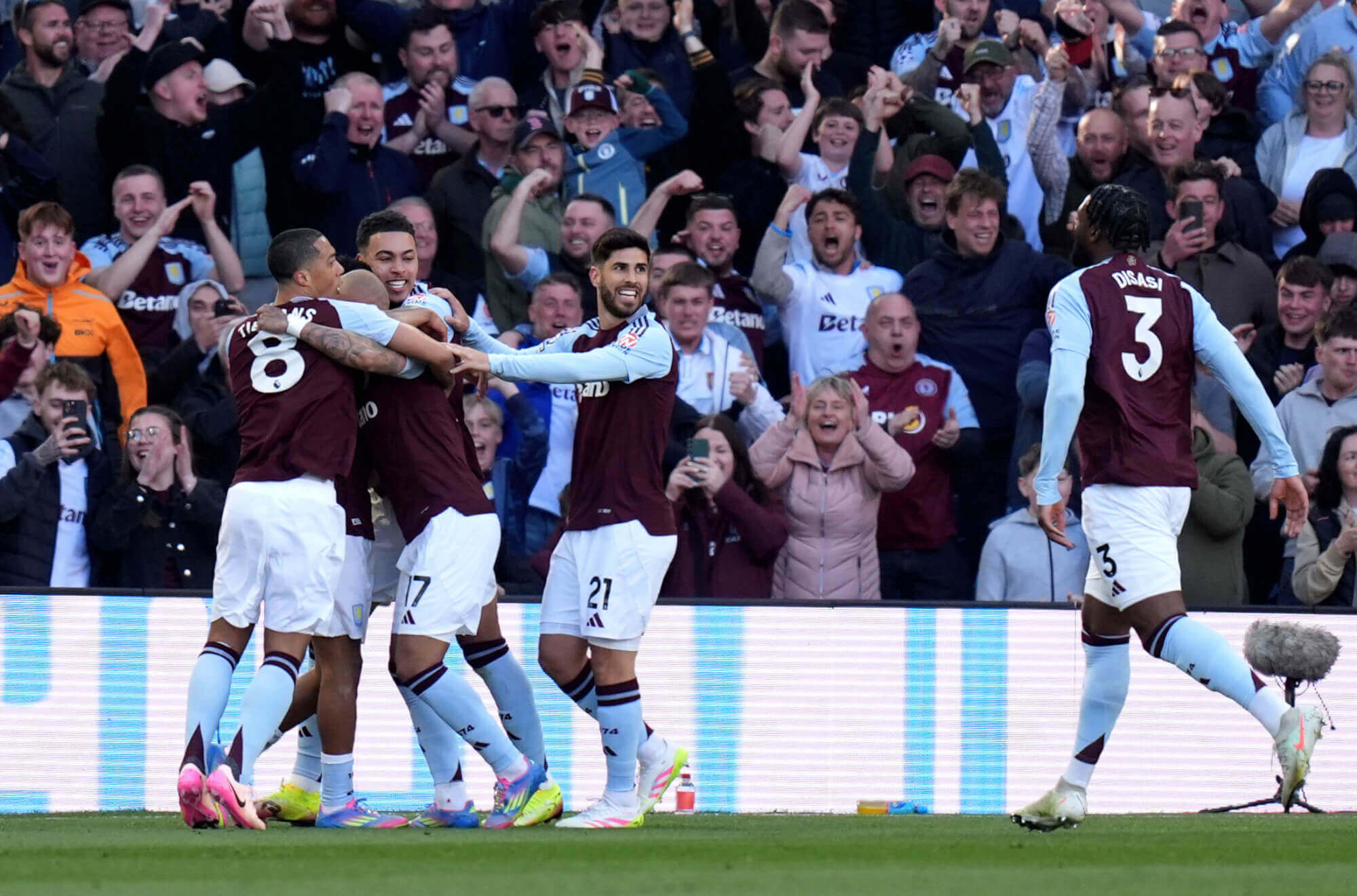 Jogadores do Aston Villa comemoram gol