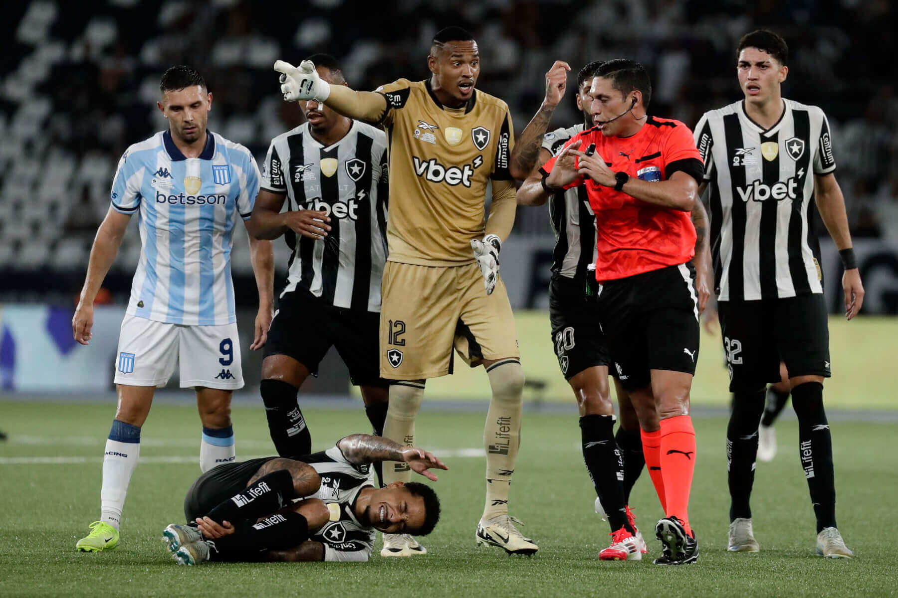 Jogadores do Botafogo na partida contra o Racing da Argentina