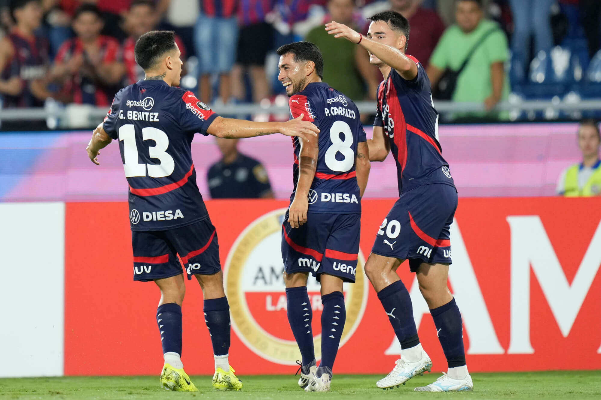Jogadores do Cerro Porteño comemoram gol