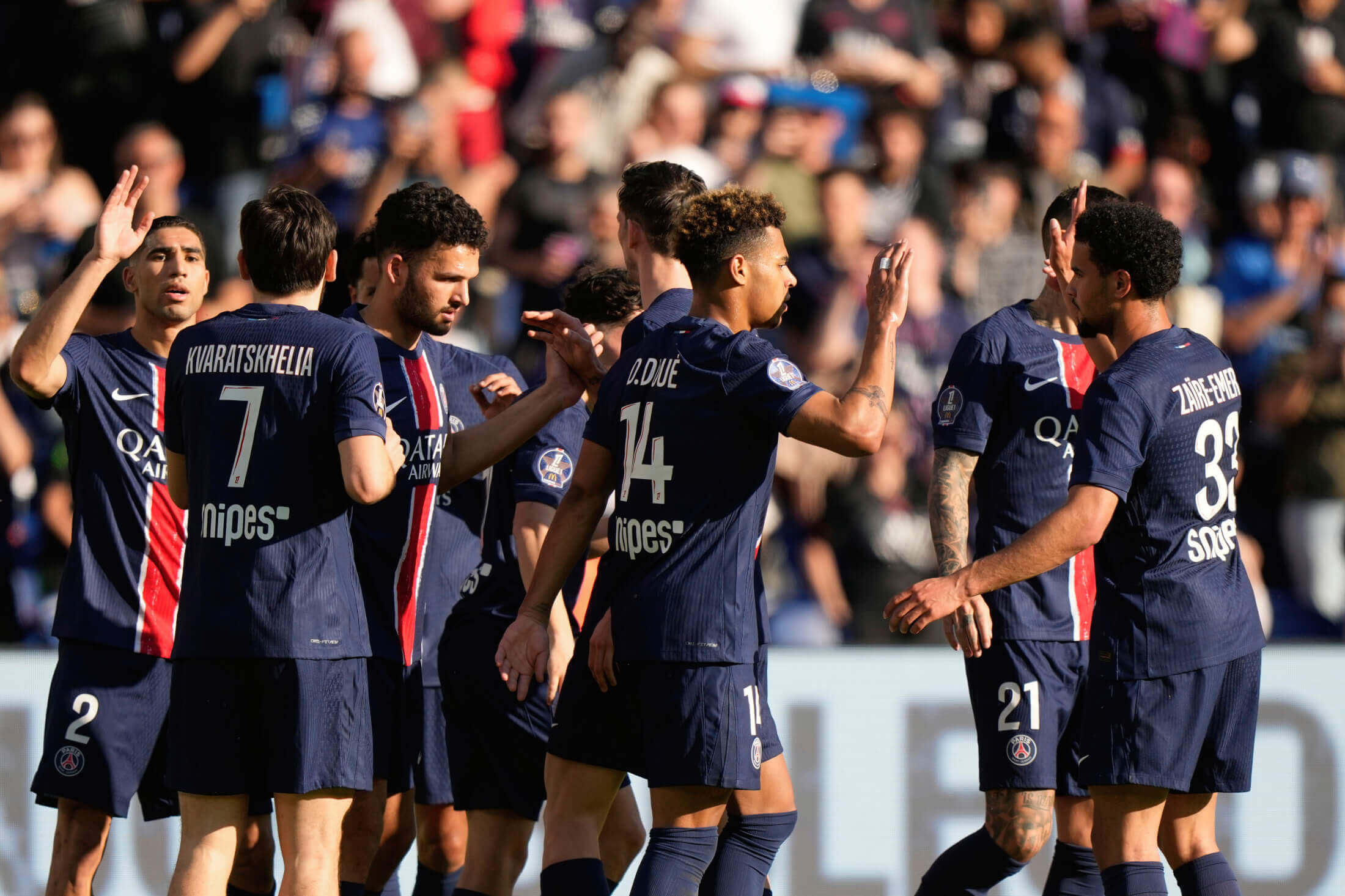 Jogadores do PSG comemoram gol