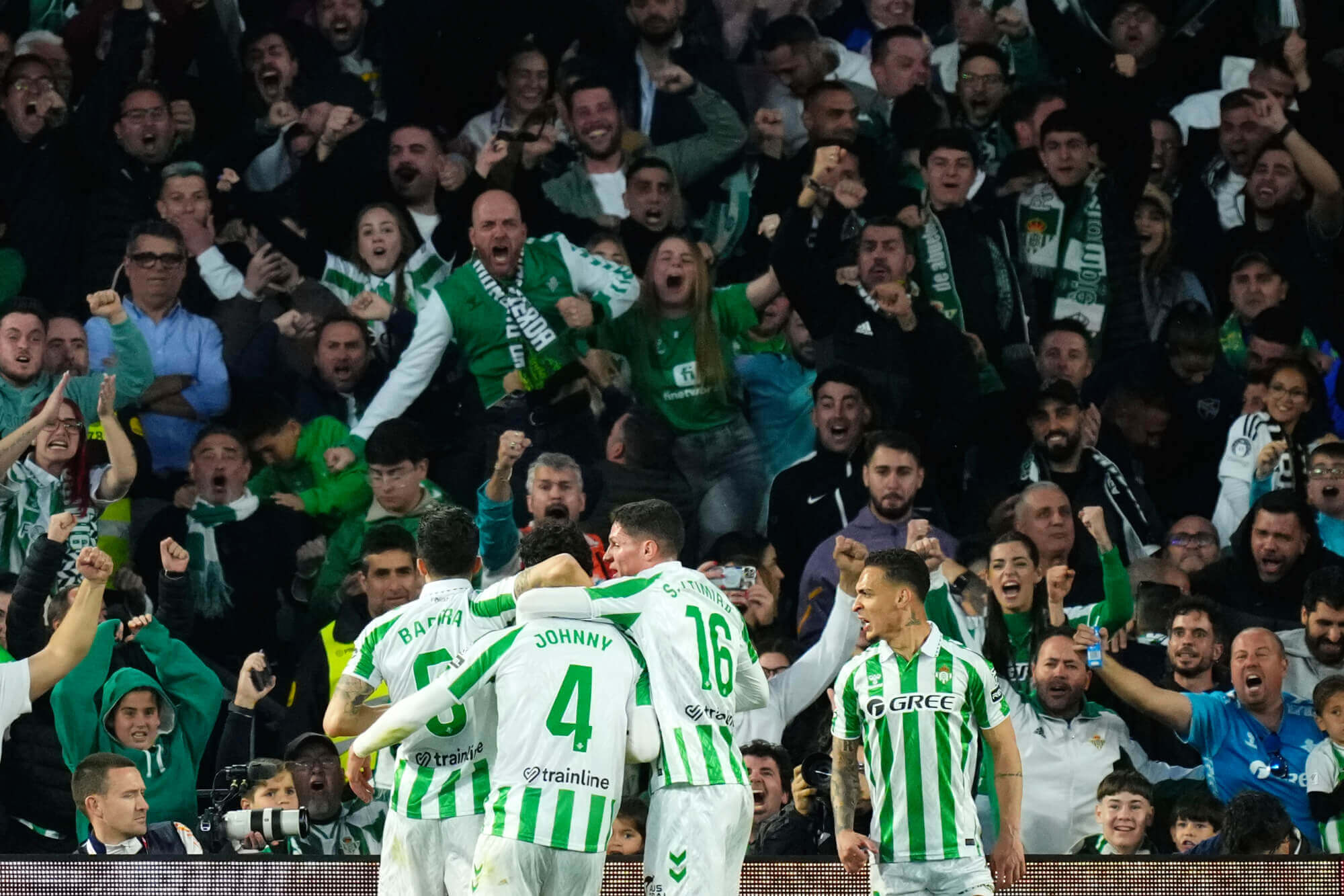 Los jugadores del Betis marcan un gol