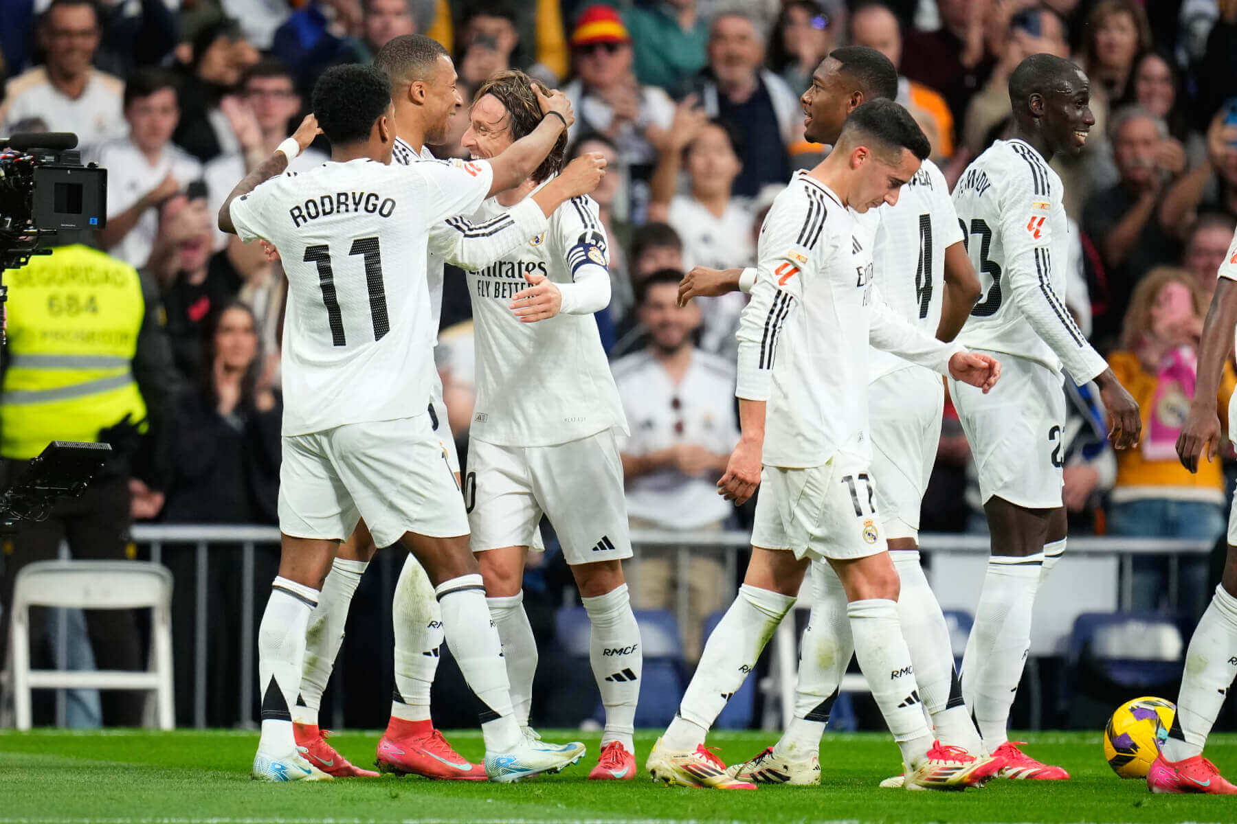 Los jugadores del Real Madrid celebran un gol