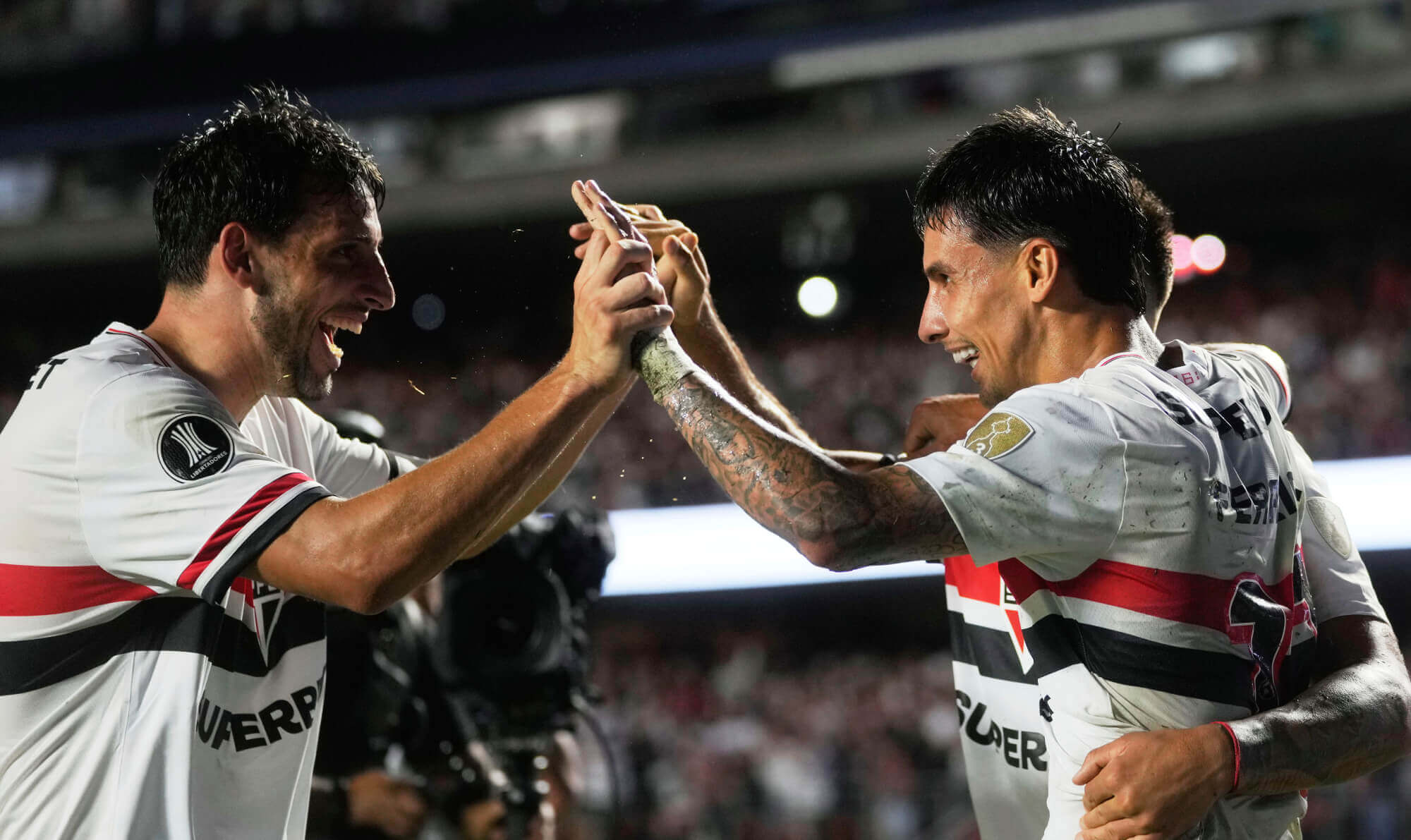 Jogadores do São Paulo comemoram gol - Ferreirinha e Jonathan Calleri
